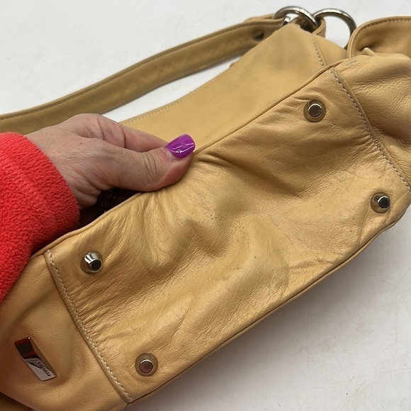 Perlina Light Tan Leather Shoulder Bag. MCB3587M - Picture 11 of 13